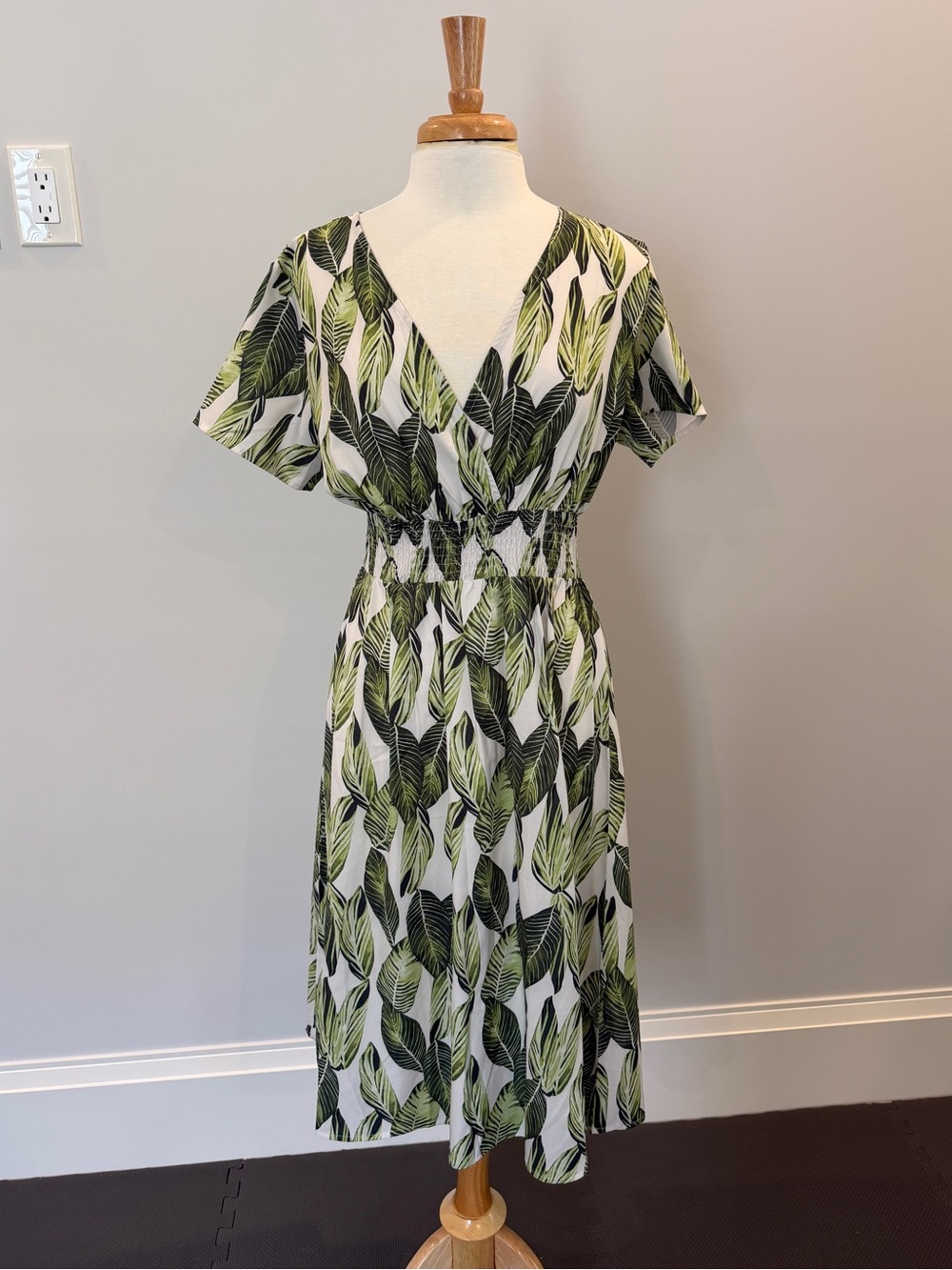 Leaf-Print V-Neck Midi Dress in Green Size L